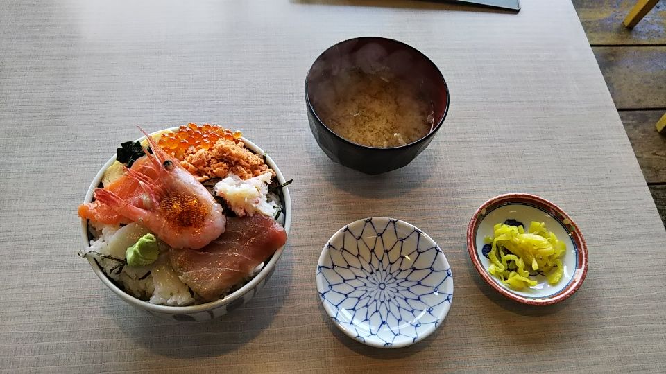 函館朝市　五目丼