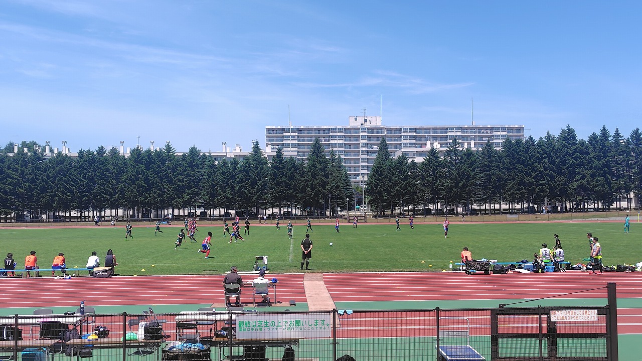 （赤白）北海道フォルトゥナフットボールクラブ　０対１　札幌蹴球団（緑）