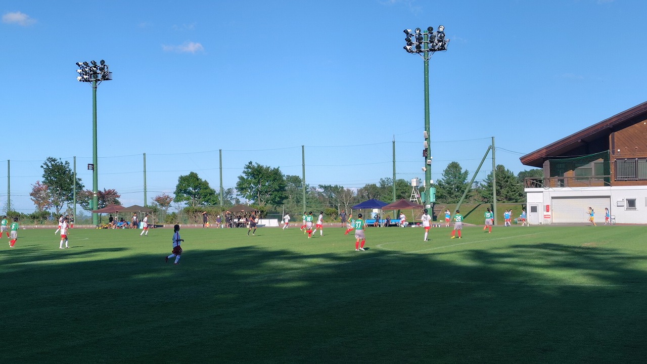 （白）北海道リラ・コンサドーレ　０対１　岩見沢FCルファヴェニール（緑）